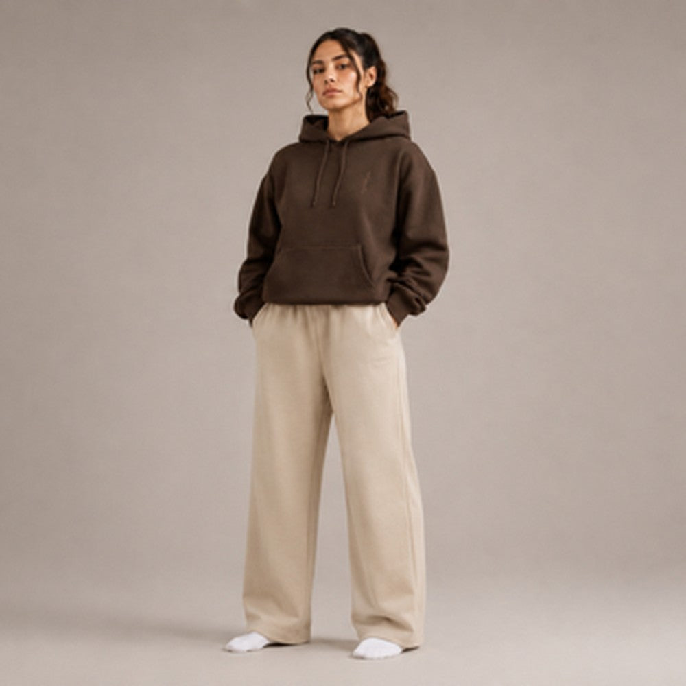 Ropa oversized RADIKAL — Modelo RADIKAL con hoodie oversized café y pants claros