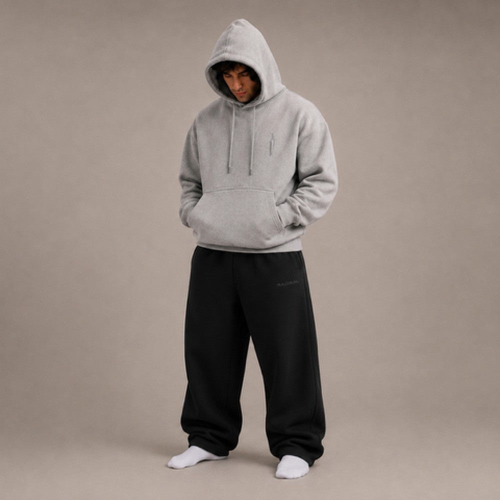 Ropa oversized RADIKAL — Modelo RADIKAL con pants negros de corte recto y hoodie gris