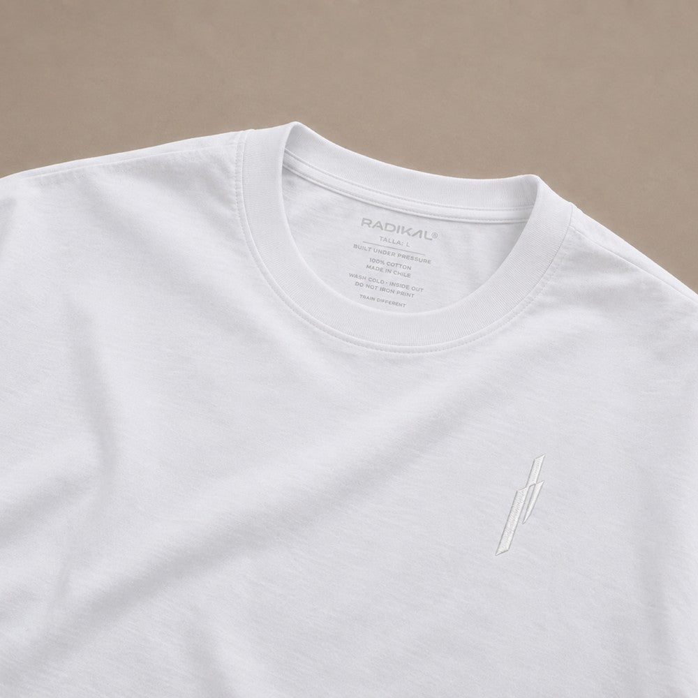 Ropa oversized RADIKAL — Detalle de T-Shirt oversized blanca RADIKAL de diseño minimalista