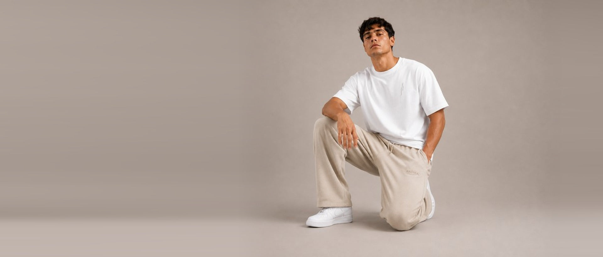 Modelo RADIKAL con T-Shirt oversized blanca y pantalón arena