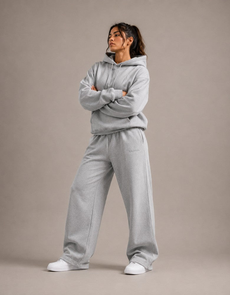 Modelo RADIKAL con conjunto oversized gris — Lookbook RADIKAL