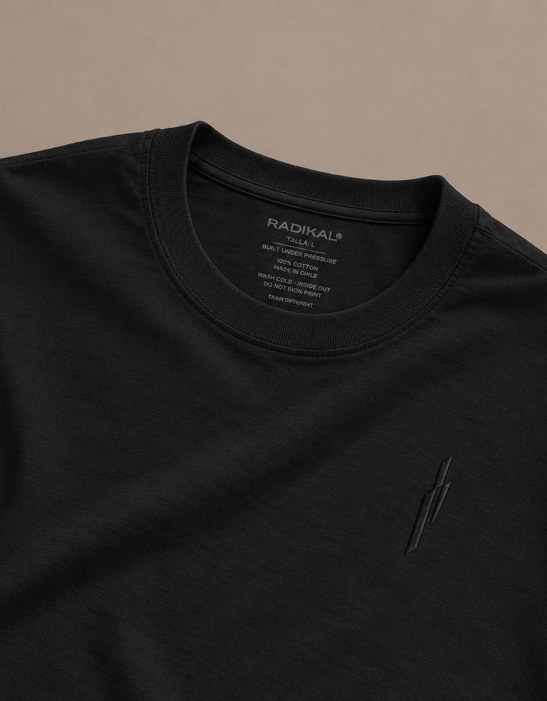 Detalle de T-Shirt negra RADIKAL con símbolo FRACTURA tono sobre tono — Lookbook RADIKAL