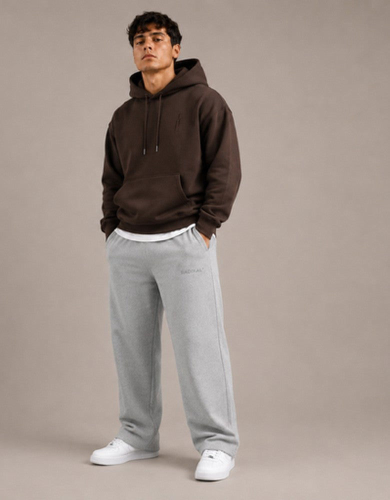Modelo RADIKAL con hoodie café y pants grises — Lookbook RADIKAL